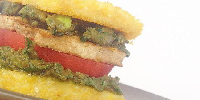 Рецепт поленты с авокадо, тофу и томатом