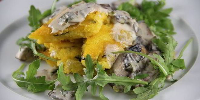 Рецепт поленты с грибами, свежими травами и пармезаном