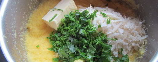 Шаг 1: поленты с грибами, свежими травами и пармезаном