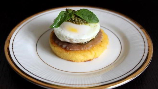 Рецепт Поленты с тунцом, яйцом пашот и соусом песто