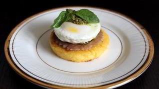 Рецепт Поленты с тунцом, яйцом пашот и соусом песто