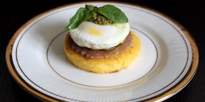 Рецепт поленты с тунцом, яйцом пашот и соусом песто