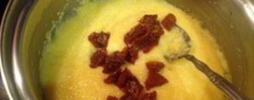 Шаг 3: поленты с вялеными помидорами в беконе