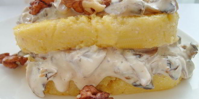 Рецепт поленты, жаренной с грибами и соусом дор блю