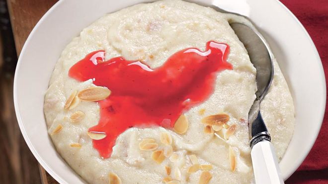 Рецепт Бубертса — манной каши со взбитыми яйцами под клюквенным соусом