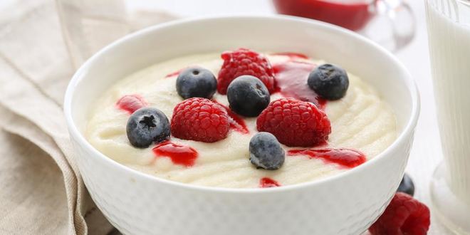 Рецепт детской манной каши с ягодами