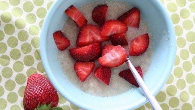 Рецепт Кокосовой манной каши с клубникой