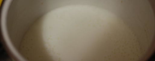 Шаг 1: манной каши на молоке с желтком