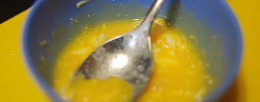 Шаг 3: манной каши на молоке с желтком