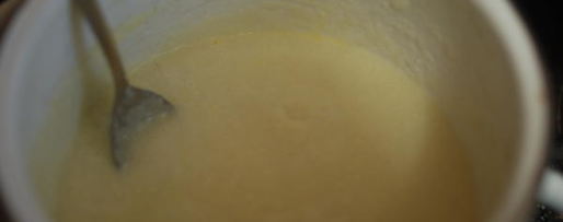 Шаг 4: манной каши на молоке с желтком