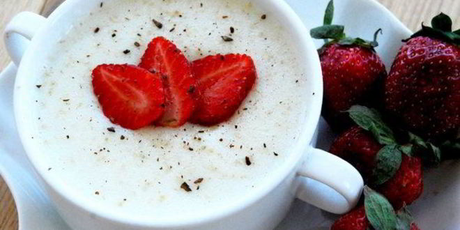 Рецепт манной каши на сливках с клубникой