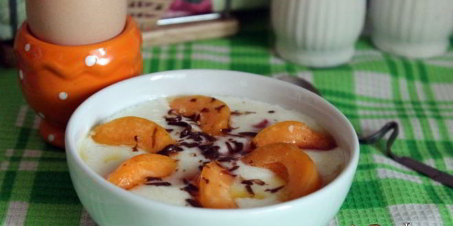 Рецепт манной каши с абрикосами, шоколадом и клубничным сиропом