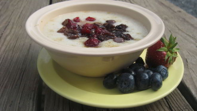 Рецепт Манной каши с белым и темным шоколадом и вяленой вишней