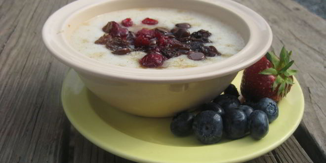 Рецепт манной каши с белым и темным шоколадом и вяленой вишней