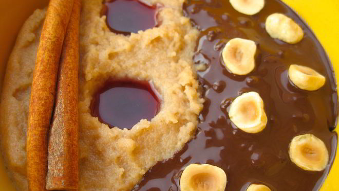 Рецепт Манной каши с фундуком, темным шоколадом и клюквенно-гранатовым соусом