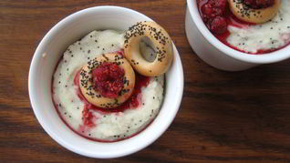 Рецепт Манной каши с маком, сушками и малиновым вареньем