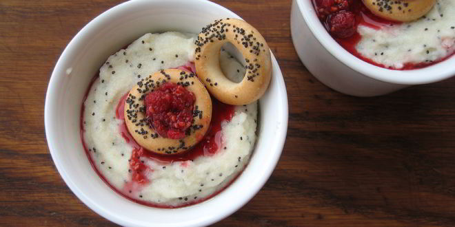 Рецепт манной каши с маком, сушками и малиновым вареньем