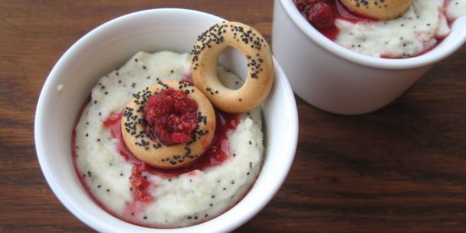 Рецепт манной каши с маком, сушками и малиновым вареньем