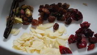 Рецепт Манной каши с шоколадной пастой и миндальными хлопьями