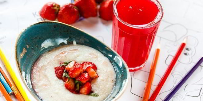 Рецепт манной каши со свежей клубникой