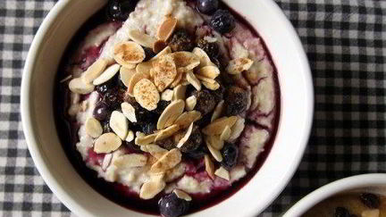 Рецепт Овсяной каши с душистыми пряностями и черничным компотом