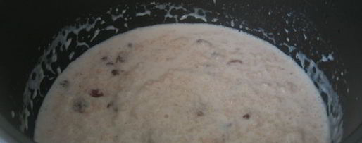 Шаг 2: молочной овсяной каши с изюмом