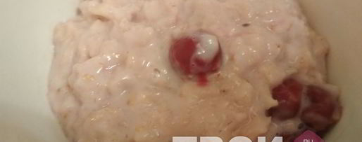 Шаг 2: овсяной каши на молоке с вишней