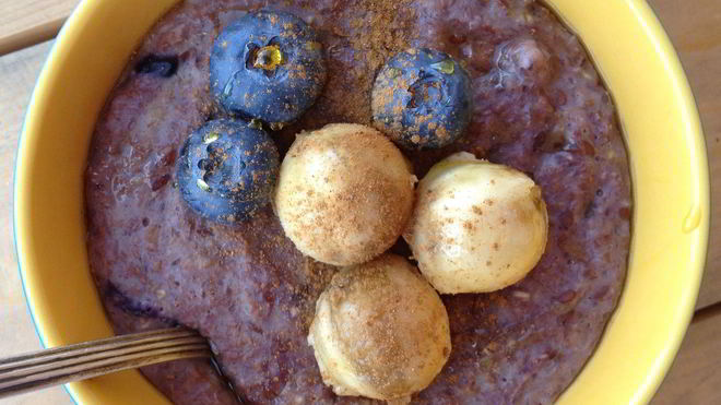 Рецепт Овсяной каши с бананом, голубикой и кленовым сиропом