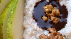 Рецепт Овсяной каши с грушей, грецким орехом и острым шоколадным соусом