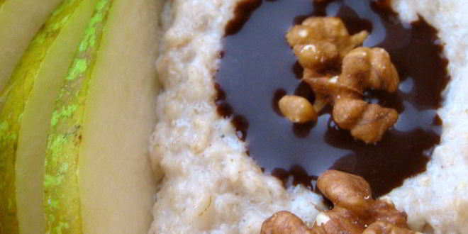 Рецепт овсяной каши с грушей, грецким орехом и острым шоколадным соусом