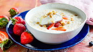 Рецепт Овсяной каши с клубникой и фундуком