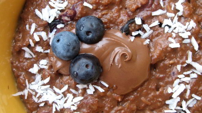 Рецепт Овсяная каша с шоколадом, голубикой и кокосовой стружкой