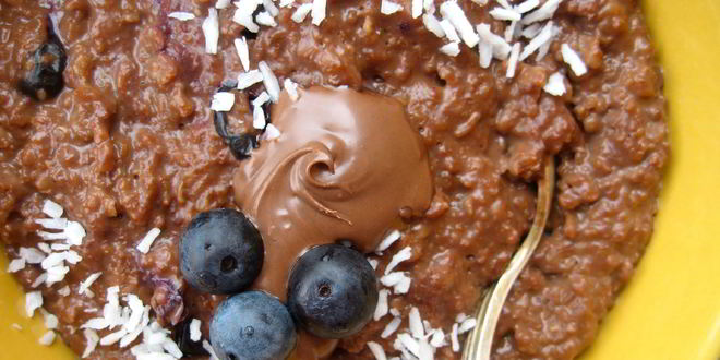 Рецепт овсяной каши с шоколадом, голубикой и кокосовой стружкой