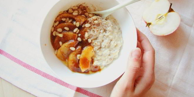 Рецепт овсяной каши с яблоком и соленой карамелью