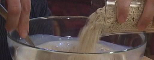 Шаг 2: овсяной каши с ягодами и сухофруктами