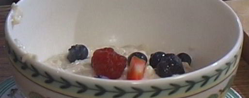 Шаг 3: овсяной каши с ягодами и сухофруктами