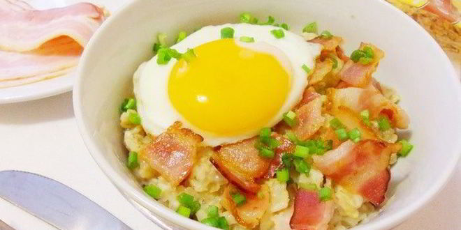 Рецепт пикантной овсянки с беконом и сыром