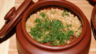 Рецепт Каши перловой с мясом, запеченная в горшочке