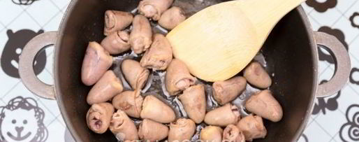 Шаг 2: перловой каши с куриными сердечками