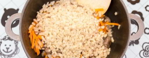 Шаг 4: перловой каши с куриными сердечками