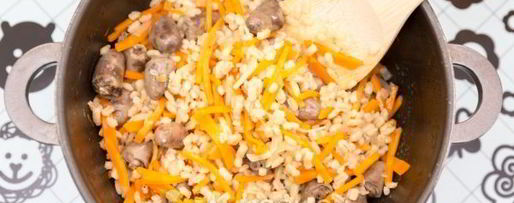 Шаг 5: перловой каши с куриными сердечками