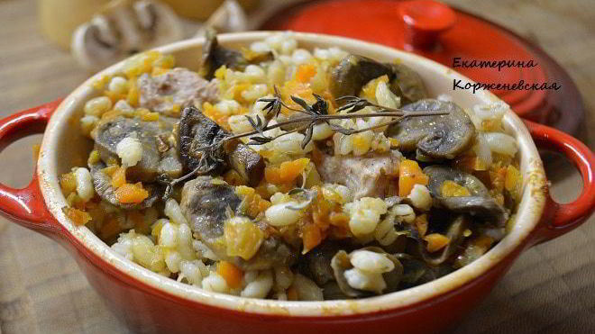 Рецепт Перловой каши с мясом и грибами в горшочке