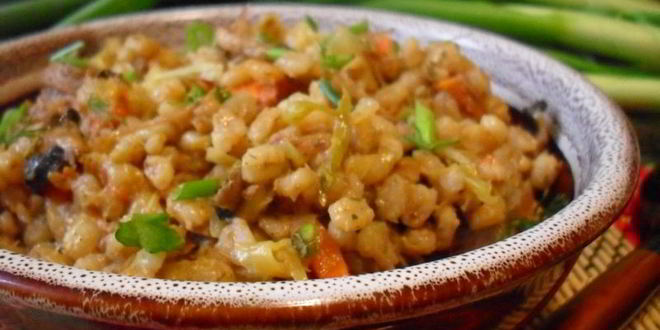 Рецепт перловой каши с тушенкой, овощами и шампиньонами