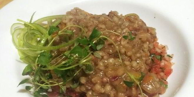 Рецепт перловой каши с тушеной говядиной и конкассе из томатов