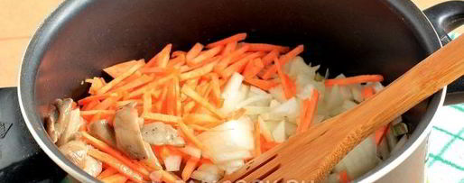 Шаг 8: перловки с грибами и луком