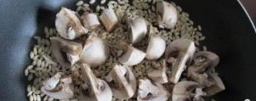 Шаг 2: перловки с грибами в горшочке