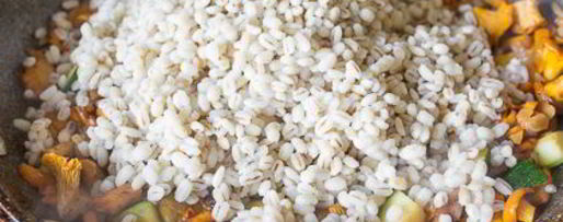 Шаг 11: перловки с лисичками и овощами