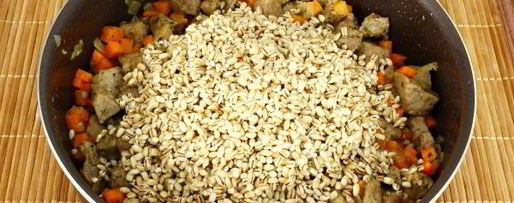 Шаг 7: перловки с мясом в горшочке в духовке