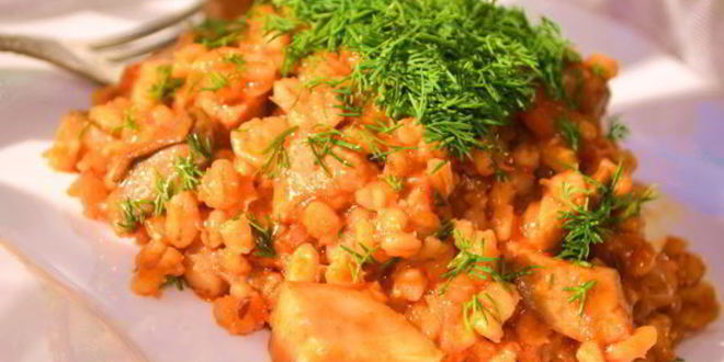 Рецепт перловки со свининой и грибами в томатном соусе