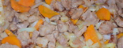 Шаг 3: перловки со свининой и грибами в томатном соусе